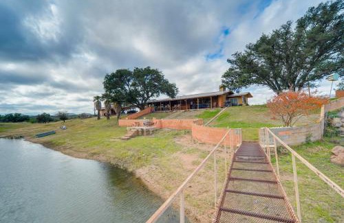 Llano House | Rustic and Western House on Lake - Swim and Fish!