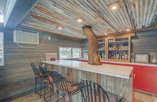 Llano House | Rustic and Western House on Lake - Swim and Fish!