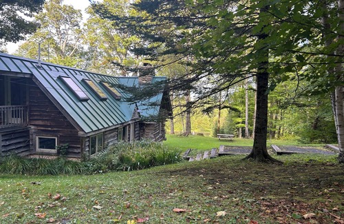Sutton Cabin | Rustic Authentic Off-grid Log Cabin 15 minutes from Kingdom Trails