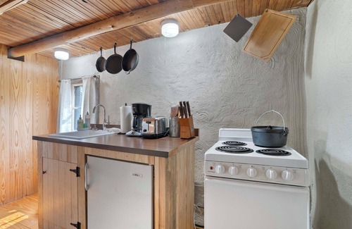 Batesville Apartment | Rustic Bailey's Retreat Cabin Near Wineries!