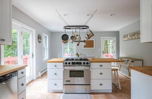Elkins House | Rustic Big Red Cottage near Sunapee