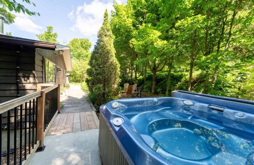 St-Adolphe-d'Howard House | Rustic Chic Chalet Spa, Firepit, Near Lake Access