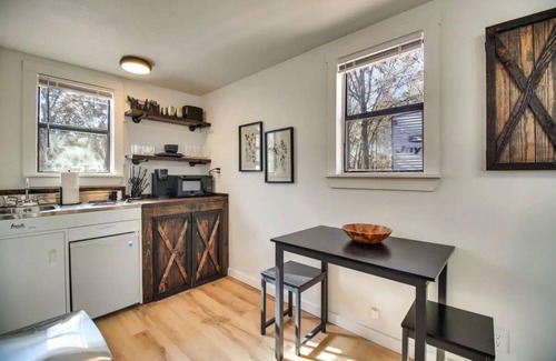 Gentry Cabin | Rustic Cabin! Close to Downtown Siloam Springs