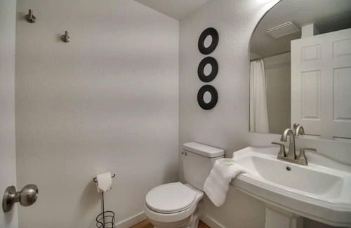 Gentry Cabin | Rustic Cabin! Close to Downtown Siloam Springs