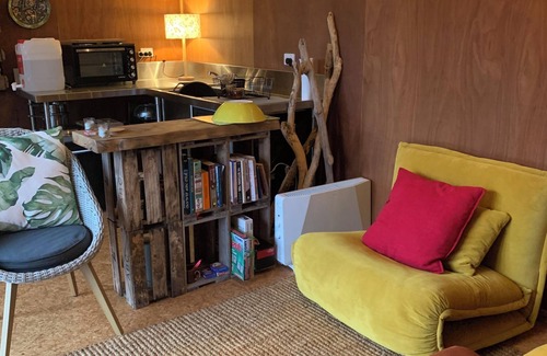 Parau Cabin | Rustic Cabin Getaway - new build with romantic cosy loft bed and outdoor fire