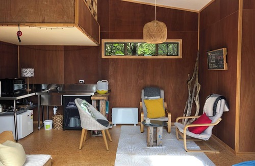 Parau Cabin | Rustic Cabin Getaway - new build with romantic cosy loft bed and outdoor fire