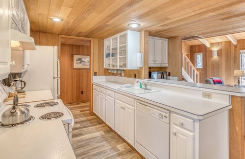 Overlook Park House | Rustic Cabin in Sunriver with Modern Amenities and SHARC Passes!