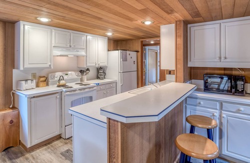 Overlook Park House | Rustic Cabin in Sunriver with Modern Amenities and SHARC Passes!