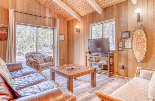 Overlook Park House | Rustic Cabin in Sunriver with Modern Amenities and SHARC Passes!