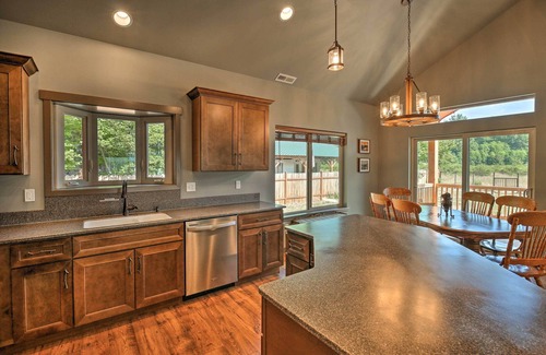 Packwood Cabin | Rustic Cabin Near Mt Rainier: Fire Pit & BBQ!