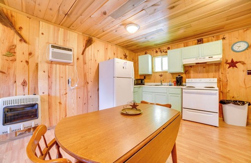 New Concord Cabin | Rustic Cabin on Farm ~ 4 Mi to Kentucky Lake!