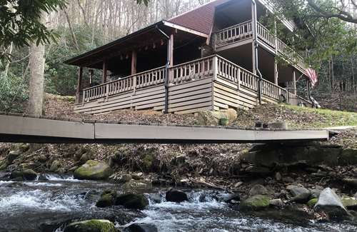 Hiawassee Cabin | Rustic cabin on Huge Creek!Chef kitchen!Cute & Quaint Lazy Bear Creekside Cabin♥️