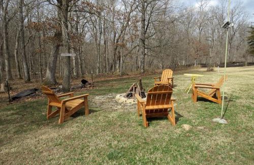 Miramiguoa Park House | Rustic Cabin Rental with a Wood-Burning Stove near Meramec State Park, Missouri