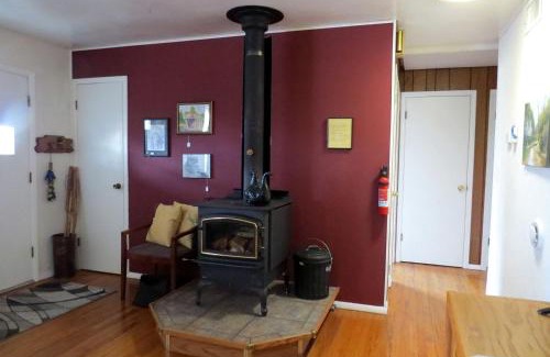 Miramiguoa Park House | Rustic Cabin Rental with a Wood-Burning Stove near Meramec State Park, Missouri