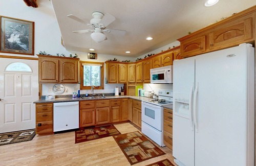 Nemo Cabin | Rustic cabin w/expansive outdoor space, gas firepit, W/D & free WiFi