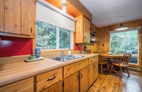 Tobermory Cabin | Rustic cabin w/Games near Lake & National Park