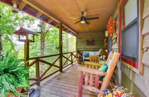 Wiley Cabin | Rustic Cabin w/Porches: 8 Mi to Tallulah Gorge!
