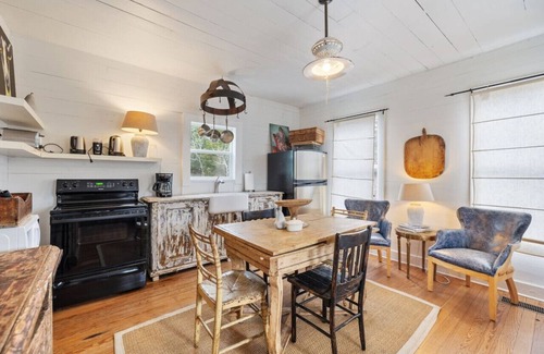 Warrenton House | Rustic Charm in our Quaint Round Top Farmhouse!
