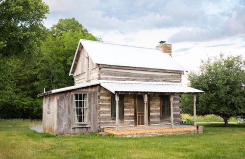 Cane Valley Cabin | Rustic Charm: Lake Cabin Getaway