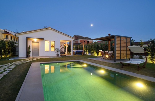 Petriti Villa | Rustic Charm Villa with Private Pool ,Hot Tub and 3 minutes walk to the beach