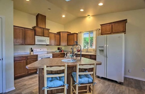 Saginaw House | Rustic‑Chic 4 BR Farmhouse 22 Acres Near Wineries, Eugene & Crater Lake