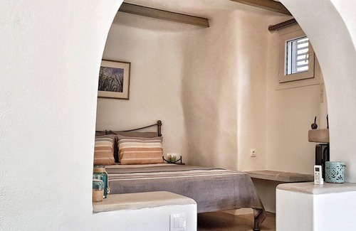 Megas Yialos-Nites Apartment | Rustic Chic Studio In A Tiny Cycladic Village