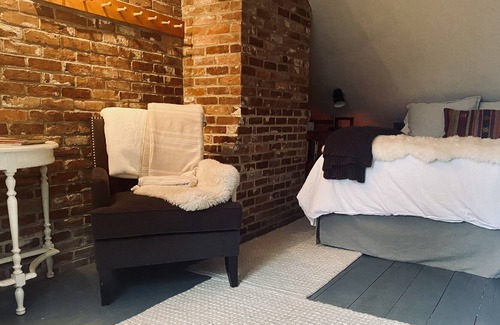 Canterbury Apartment | Rustic Chic Stay
