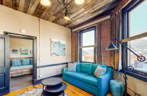 Silverton House | Rustic Chic Suite with Free WiFi, Kitchenette, & Mountain Views