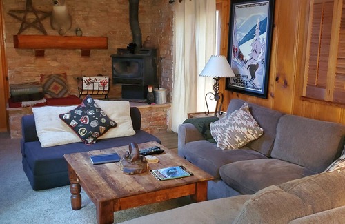 Pineland Cabin | Rustic Classic Tahoe Cabin, private & peaceful near Sunnyside Beach & Marina