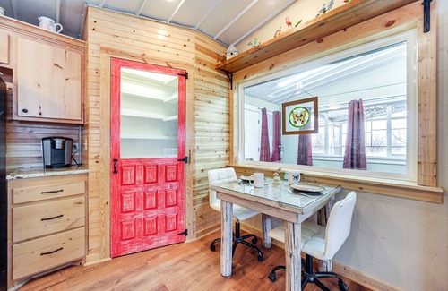 Gouldbusk House | Rustic Coleman Retreat on 300 Acres w/Hot Tub!