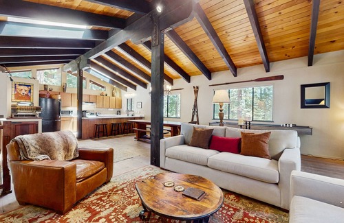 Homewood House | Rustic, comfy, dog-friendly cabin in the pines - walk to homeowners lake & beach