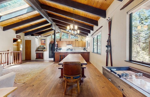 Homewood House | Rustic, comfy, dog-friendly cabin in the pines - walk to homeowners lake & beach