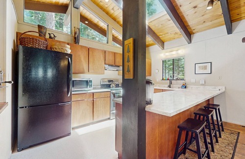Homewood House | Rustic, comfy, dog-friendly cabin in the pines - walk to homeowners lake & beach