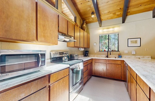 Homewood House | Rustic, comfy, dog-friendly cabin in the pines - walk to homeowners lake & beach
