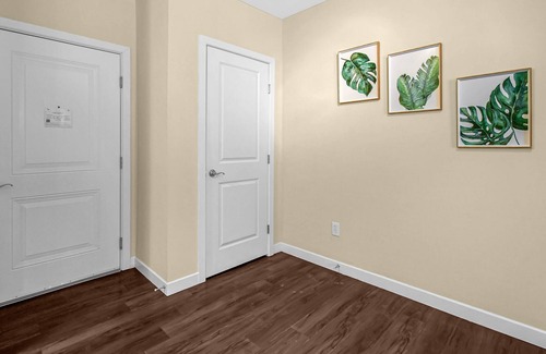 Westerville Apartment | Rustic Condo W/Pool (Free Parking) Mini Bar