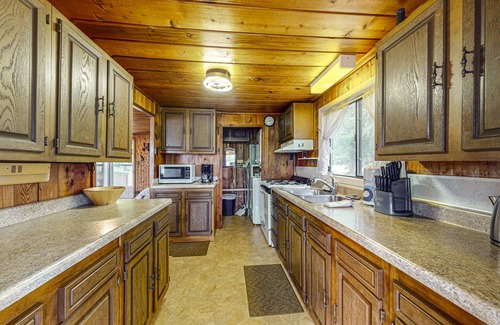 East Jordan House | Rustic Cottage w/dock access, kayaks, and year-round adventures in East Jordan