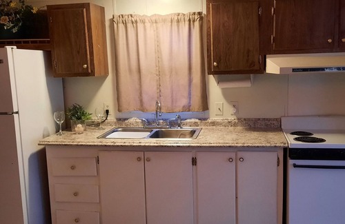 Blanding House | Rustic Country with contemporary flair. Quiet! 2 queens, 1 single, full kitchen.