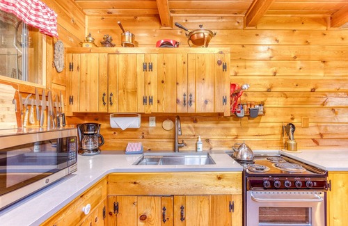Government Camp House | Rustic & cozy cabin with fast WiFi & games - close to slopes, dining & golf