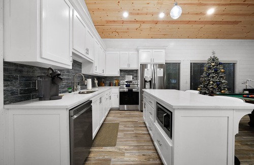 Broken Bow House | Rustic Diamond has Secluded back deck & Jetted walk in shower! EPIC & Sleeps 5