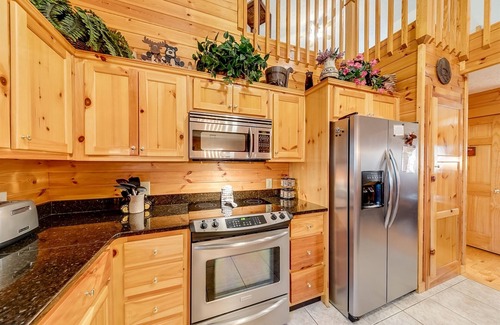 Helen House | Rustic Elegance –Luxury Cabin in Gated Innsbruck Resort with Hot Tub & Fire Pit