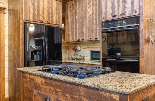 Broken Bow Cabin | Rustic Elegance Meets Luxurious Comforts for Your Ultimate Retreat Experience🌟