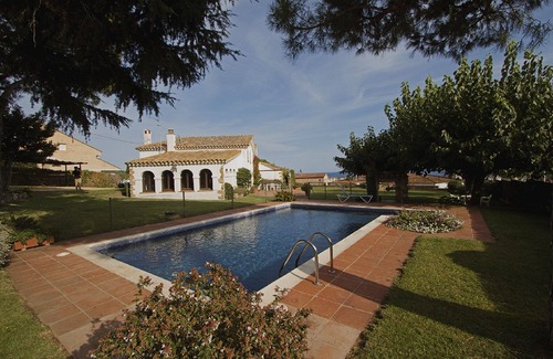 Castell-Platja d'Aro Villa | Rustic farmhouse with sea views, large garden and private pool.