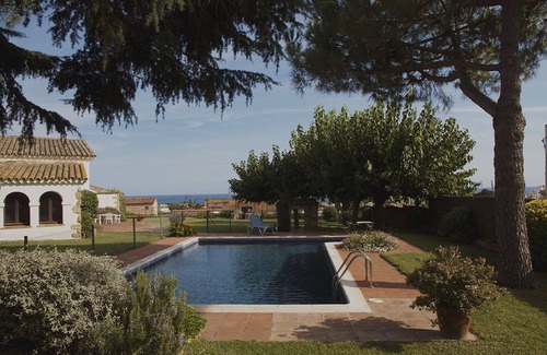 Castell-Platja d'Aro Villa | Rustic farmhouse with sea views, large garden and private pool.