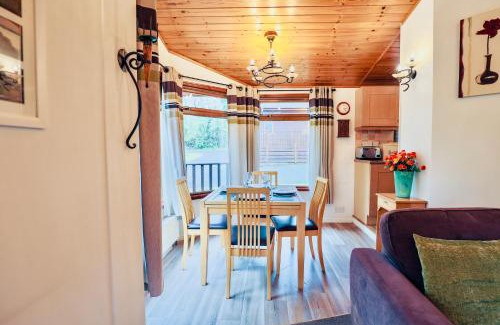 Liverton Villa | Rustic Fawn Lodge with Hot Tub for 4 - Resort Spa in Devon