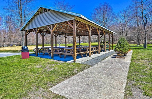 Tobyhanna Cottage | Rustic Getaway ~ 8 Mi to Tobyhanna State Park
