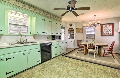 Long Mott House | Rustic Getaway w/ Grill - On San Antonio Bay!