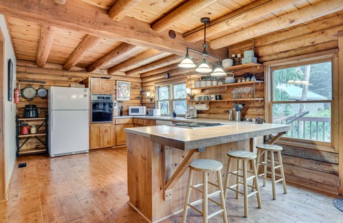 Government Camp Cabin | Rustic Government Camp Cabin w/Mountain Views!
