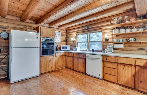 Government Camp Cabin | Rustic Government Camp Cabin w/Mountain Views!