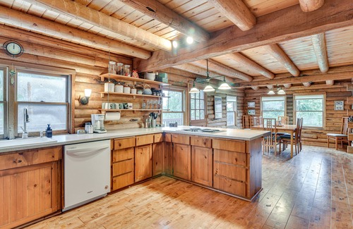 Government Camp Cabin | Rustic Government Camp Cabin w/Mountain Views!
