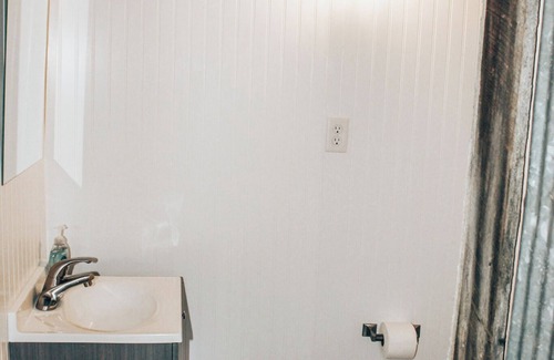 Tebbetts Cabin | Rustic Grain Bin Lodge with WiFi and AC in Loose Creek, MO